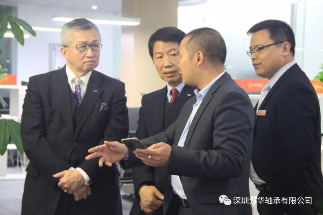 東培董事長在TPI事業部陪同下參觀